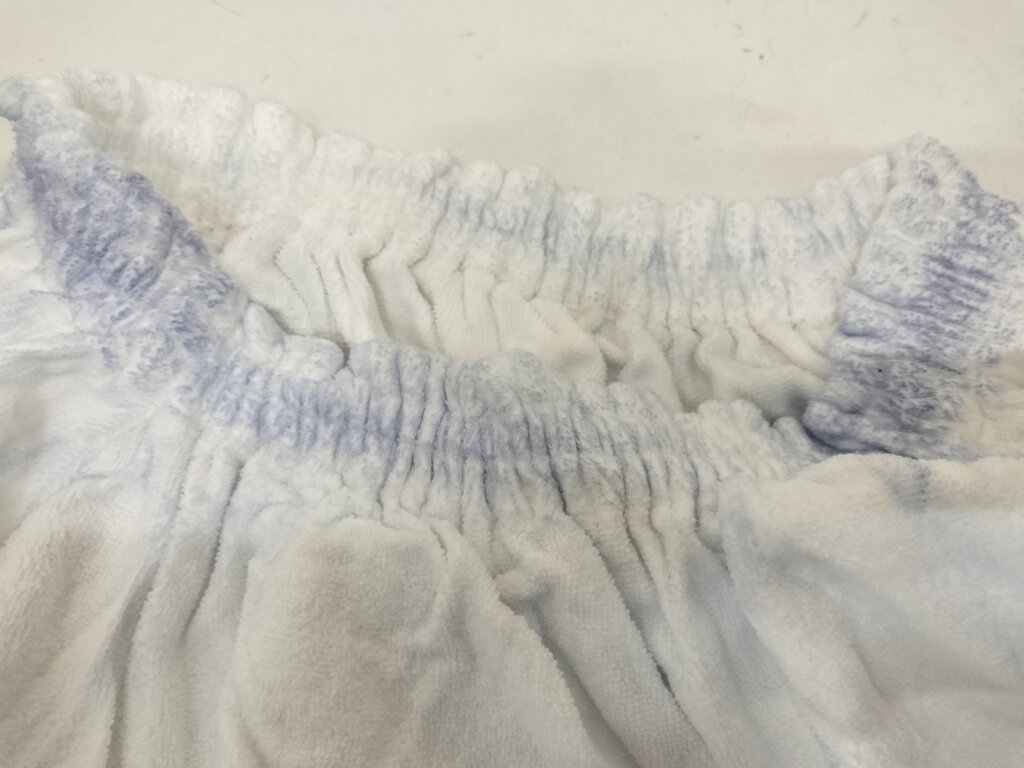 首元が青く色移りしたラップタオル