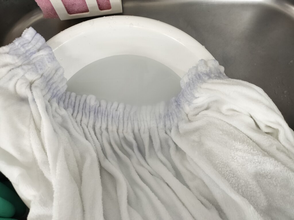 ラップタオルをにつけ置きしている様子