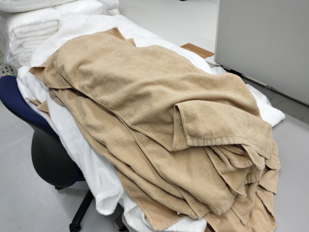 山積みになったフェイスタオルを広げた状態