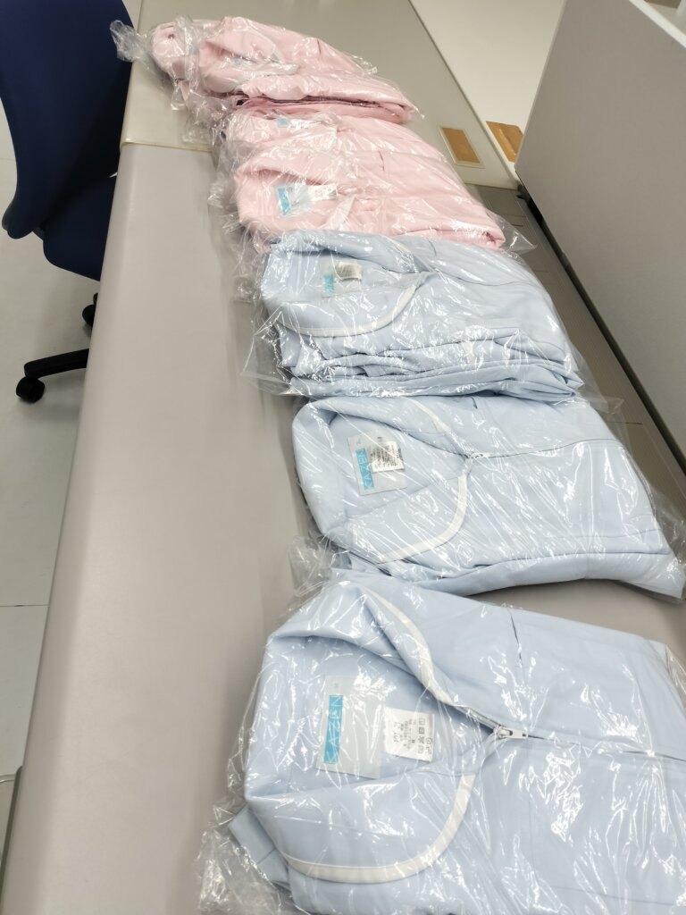 個別包装されたブルーの看護師白衣