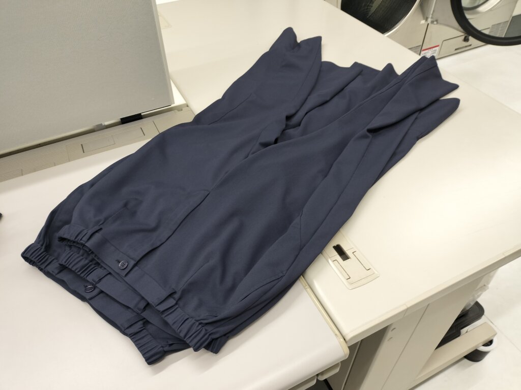 ネイビーのスクラブ下が台に置かれている