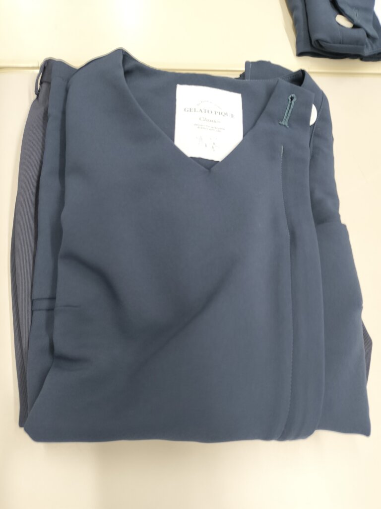 ネイビーのスクラブ上下セット