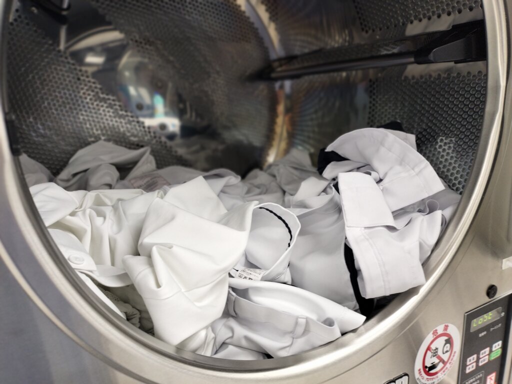 乾燥機に入ってる白のスクラブ