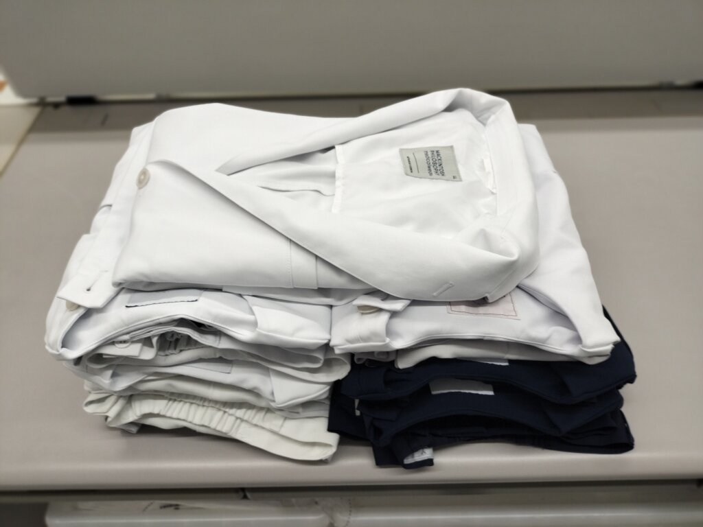 スクラブ上下セットおかれた状態