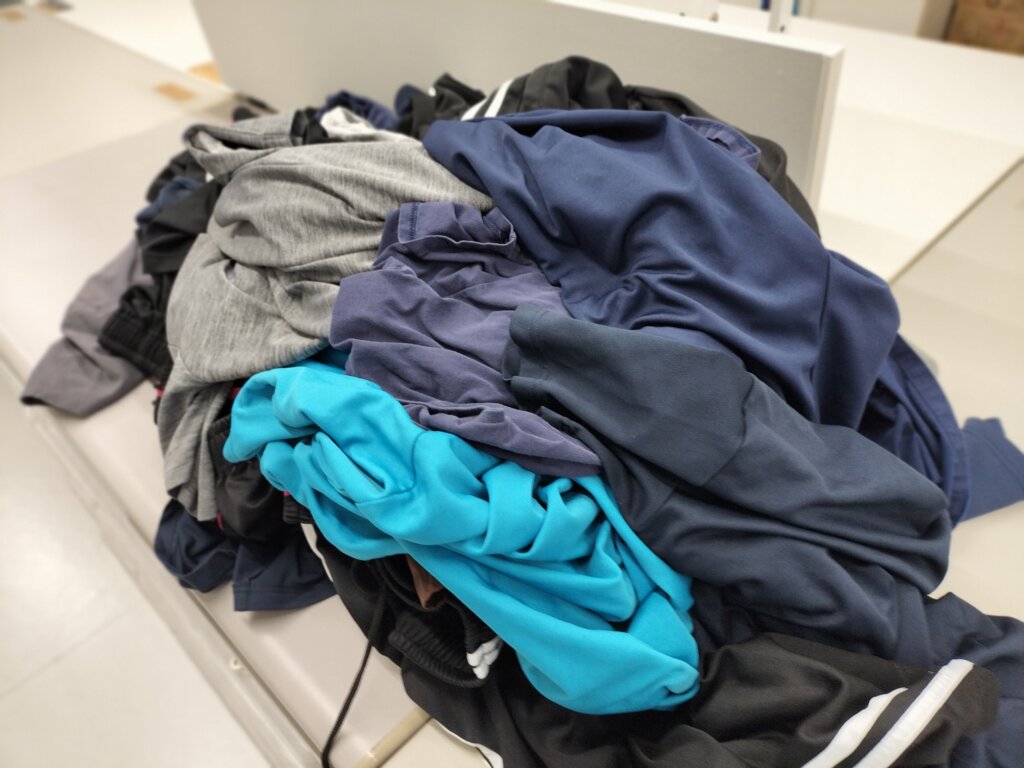 Tシャツジャージが洗濯後たたみ台に置かれる状態