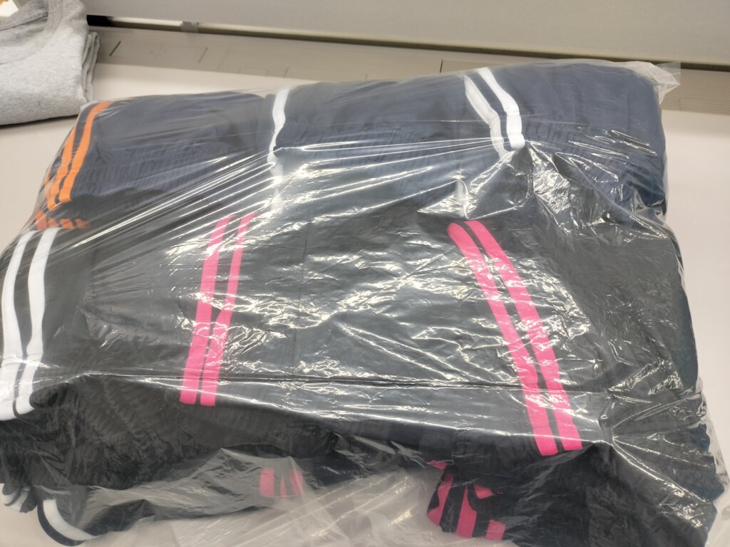 ビニール梱包された衣類