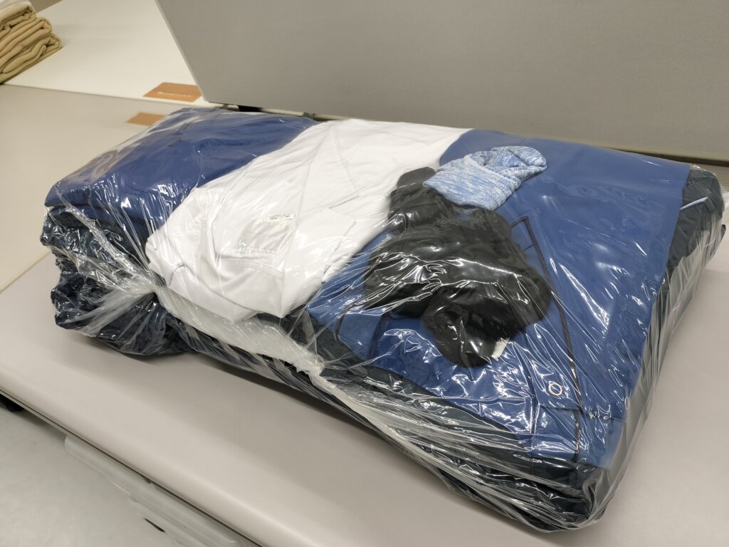 白衣スクラブ上下ビニール梱包されてる