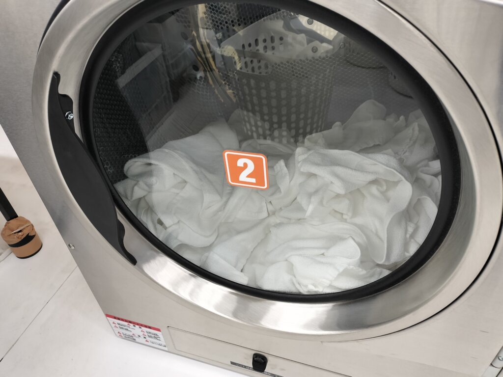 歯科医院で使用するフェイスタオルを業務用乾燥機で乾燥している様子