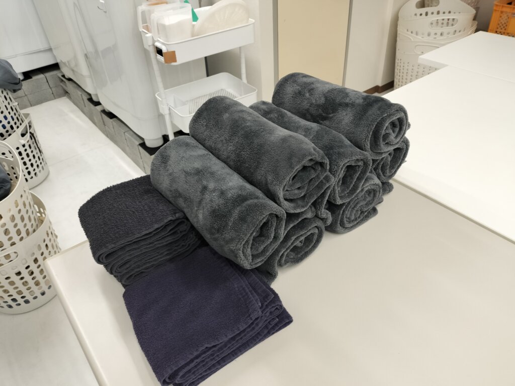 色あせに配慮して洗濯した濃色タオルをたたんだ状態