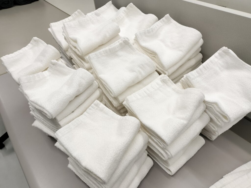 歯科医院向けに指定通りにたたまれたフェイスタオル