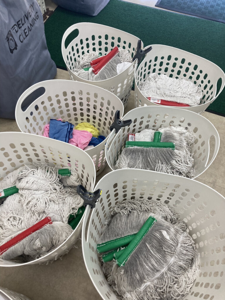 清掃現場で使用された業務用モップを種類別に仕分けしている様子