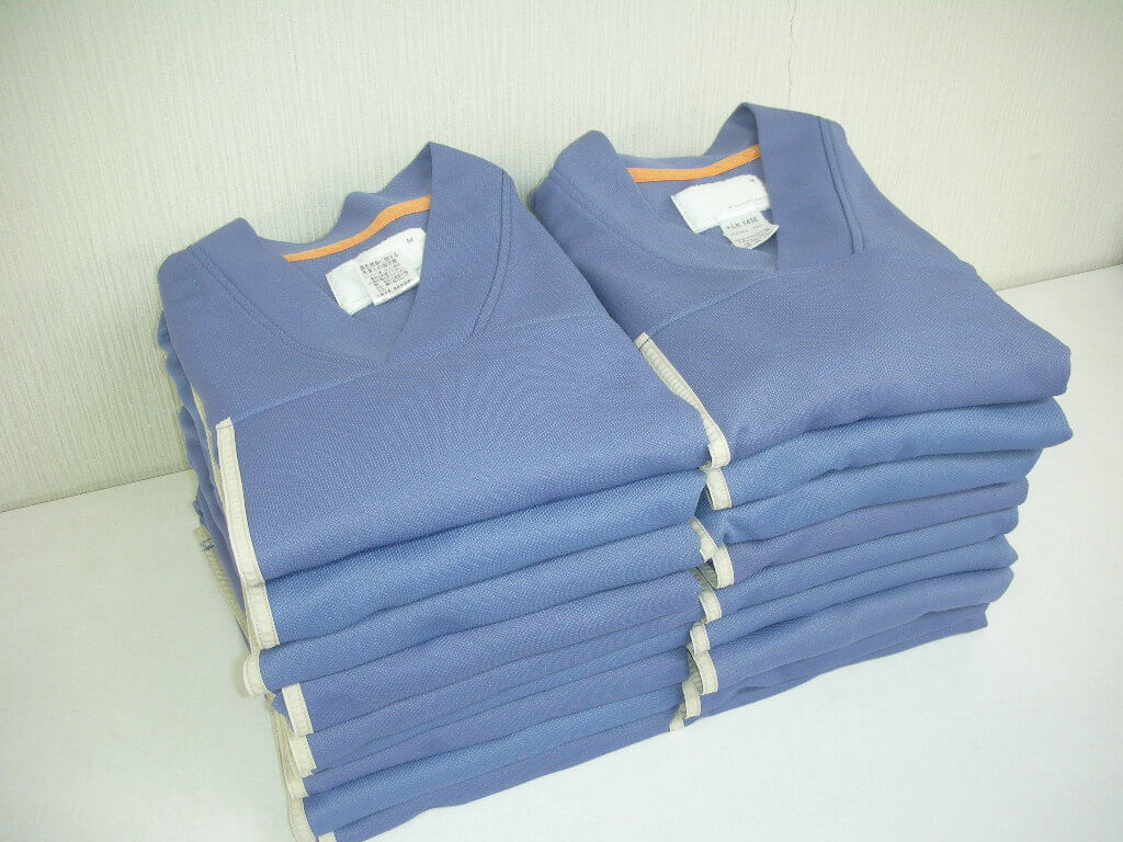 患者衣がたたまれて台に置いてある