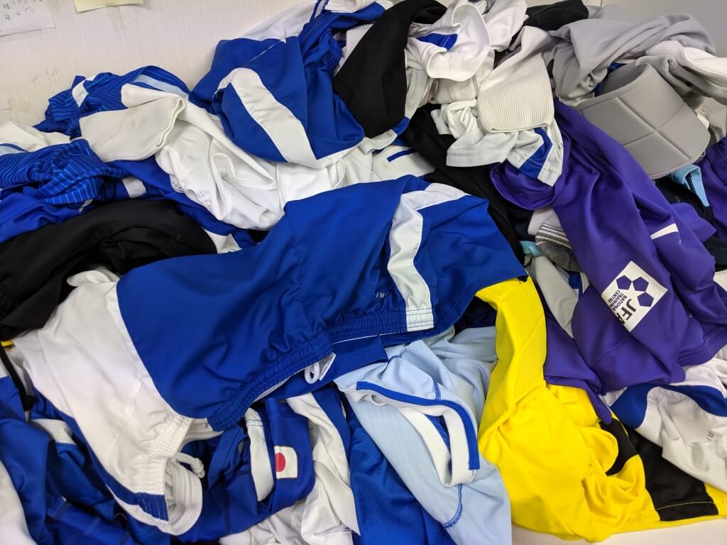 ユニフォームを洗濯前に検品チャックしてる様子