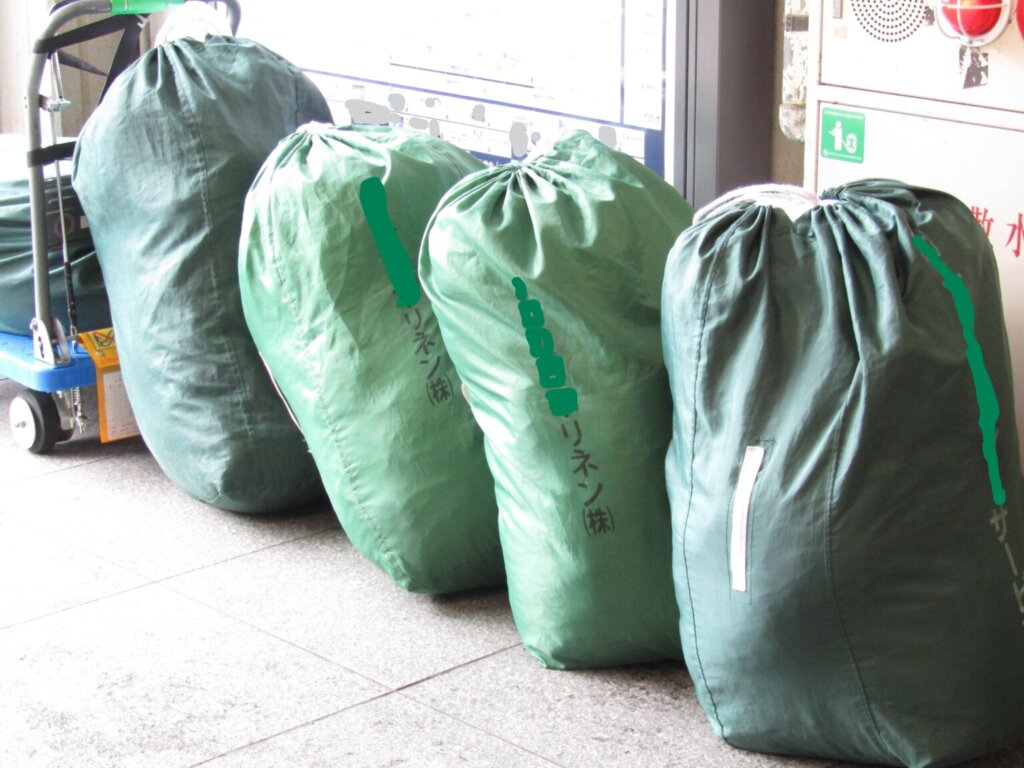 ドライ袋にシーツやリネン類が沢山入ってる