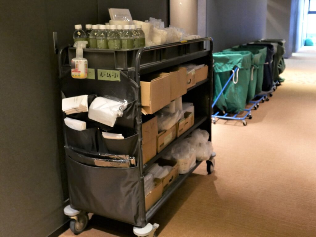 ホテルのリネン類交換の様子