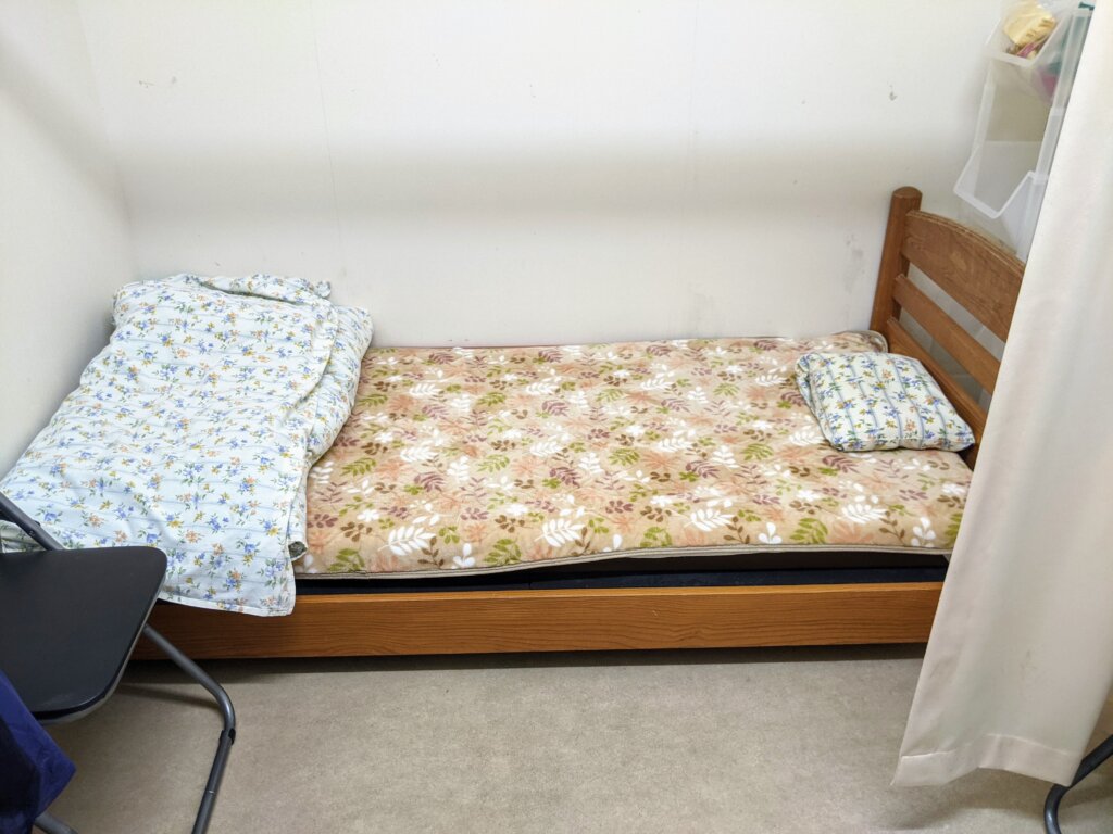 休憩スペース仮眠室のベッド、寝具類