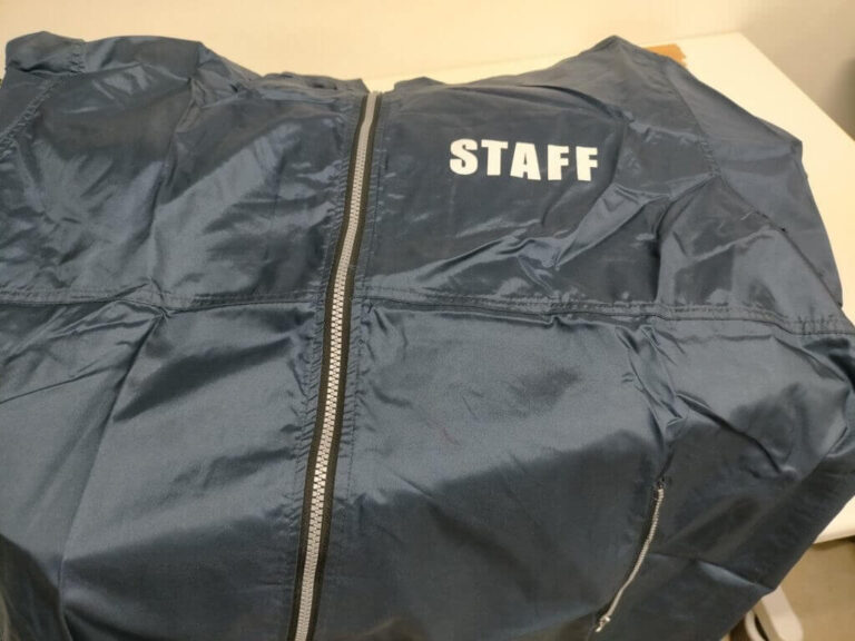 スタッフジャンパー洗濯前に検品作業されてる