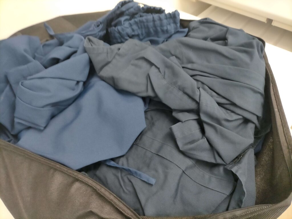 スクラブがランドリーバック入っている