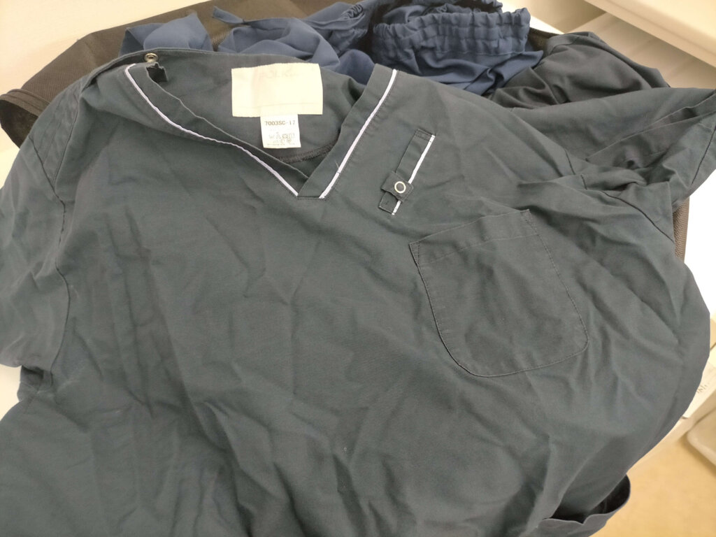 スクラブをランドリーバック取り出して洗濯前に検品