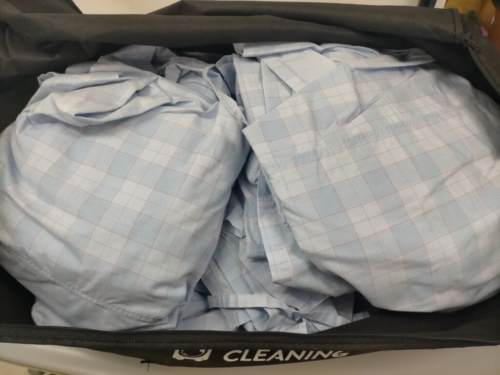 使用済み検査着がランドリーバックに入ってる