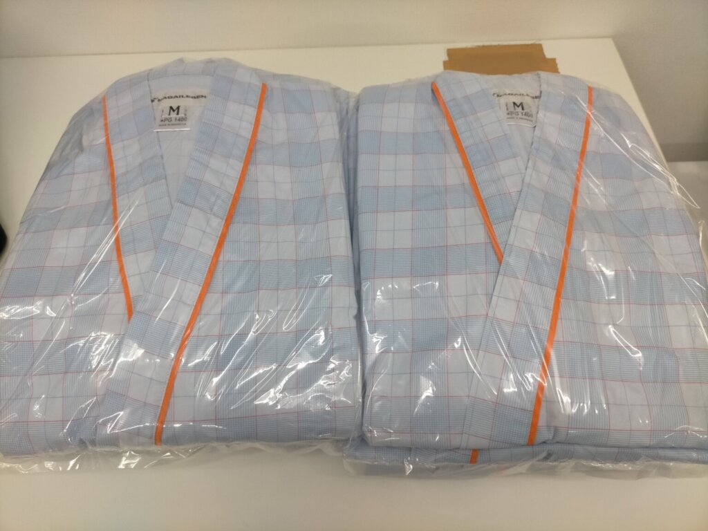 患者衣がビニール梱包されてる