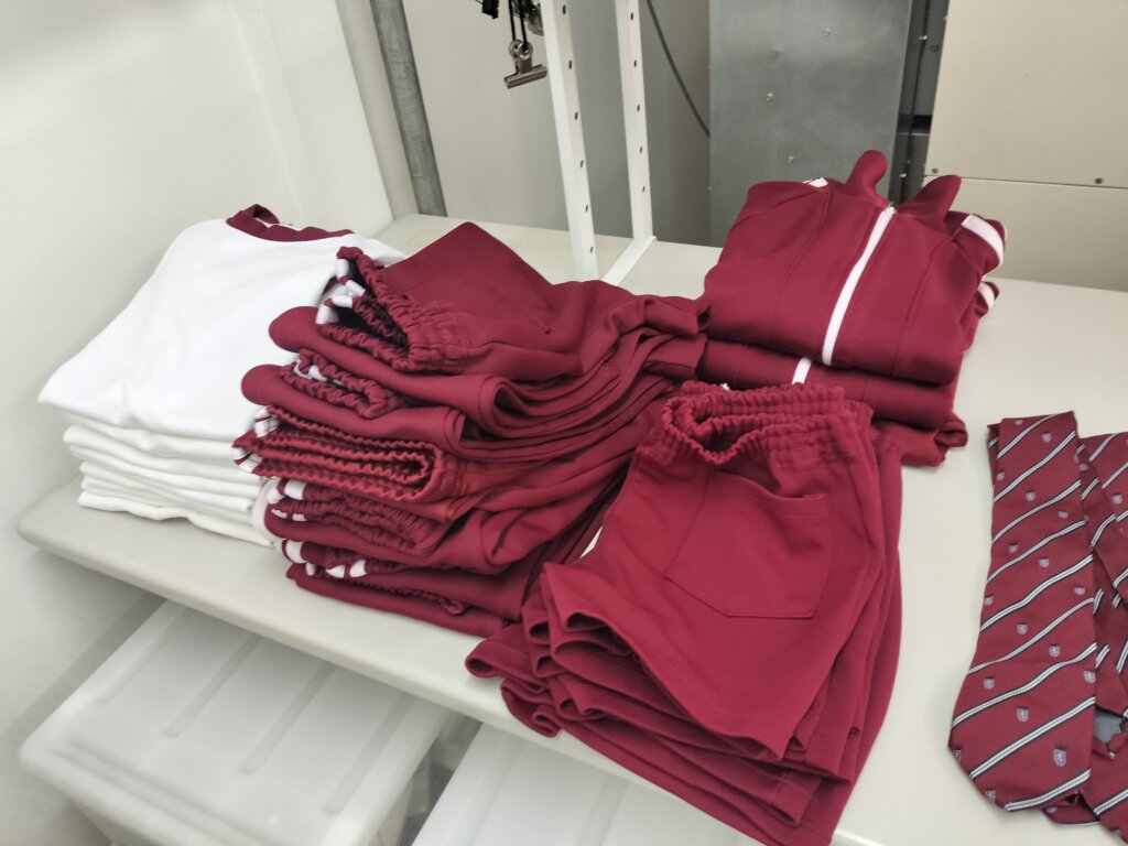 ジャージ、体操着などたたんでたたみ台の上にある