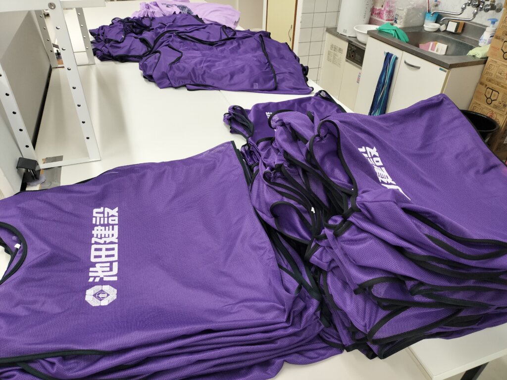 ビブスがたたみ台の上で広げられてる