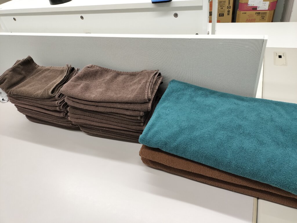 整体院、ピラティスの洗濯ものがたたまれて台の上に置いてある