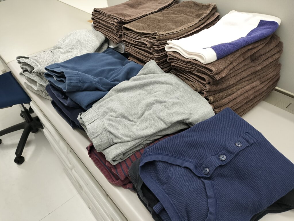 整体院、ピラティスで使われてるタオルや施術着がたたまれてる状態
