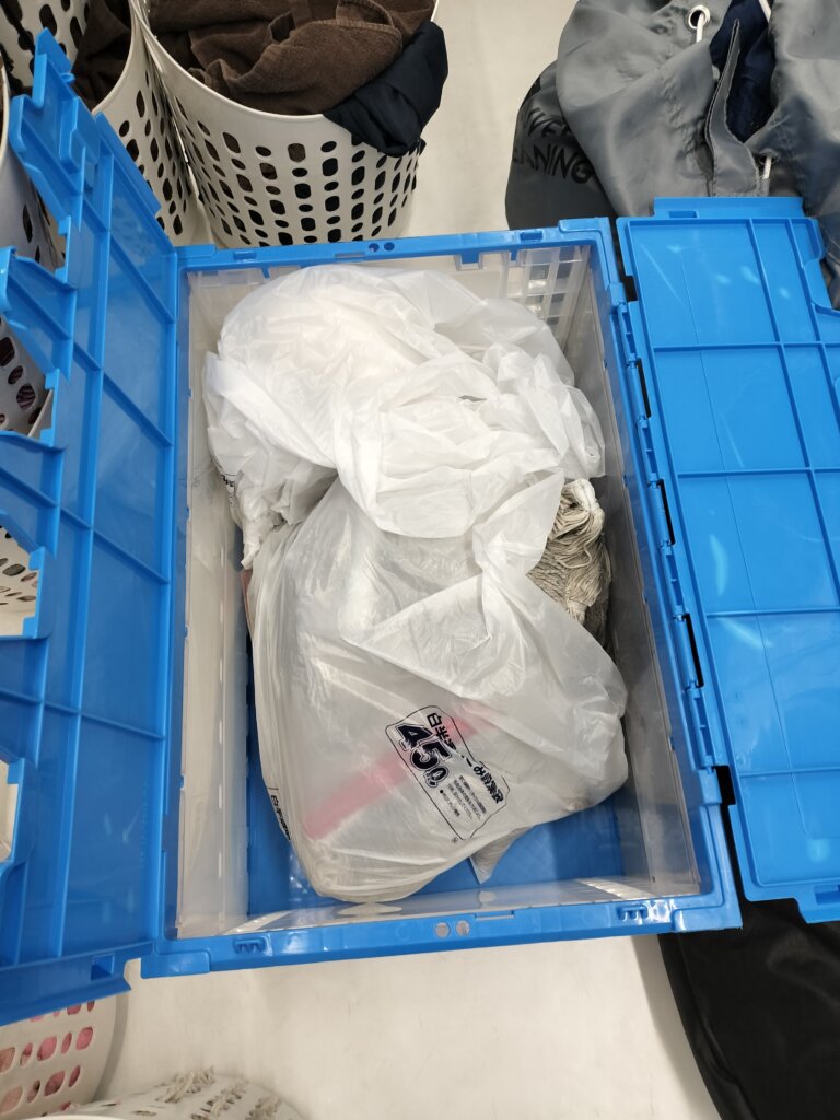 モップや雑巾が折り畳みコンテナに入って回収されてる様子