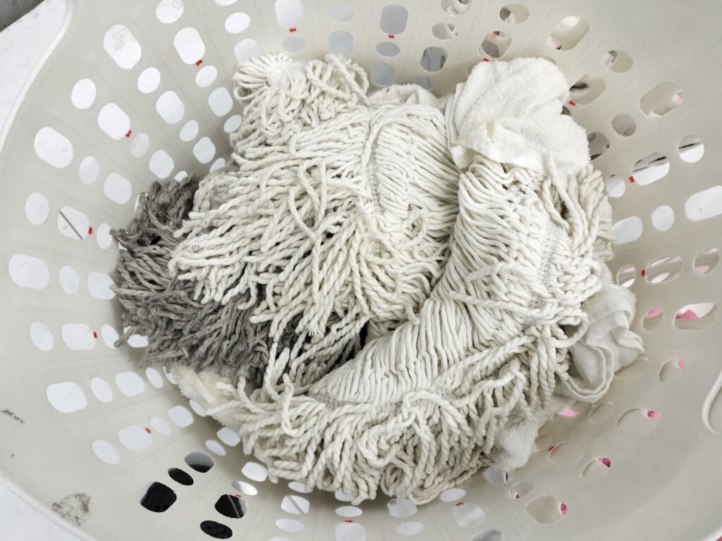 掃除用モップ、タオル雑巾が洗濯前に籠に入れられてる