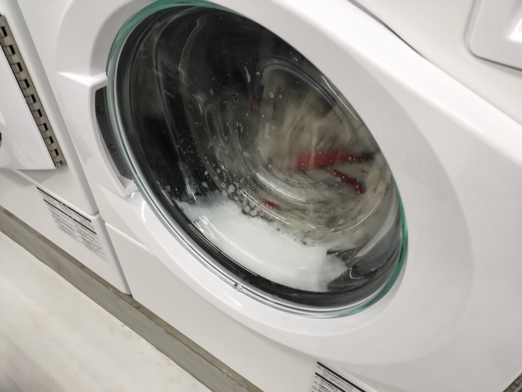 モップがドラム式洗濯機で洗浄されてる様子