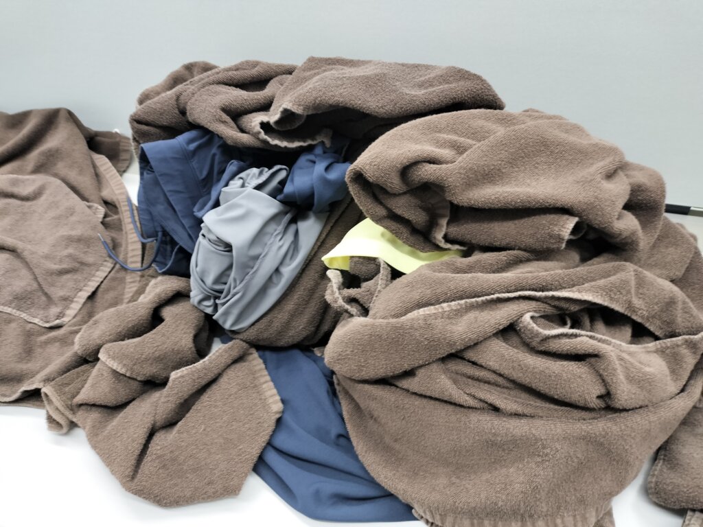 整体院、ピラティスの洗濯物がまとめてたたみ台の上に置いてある