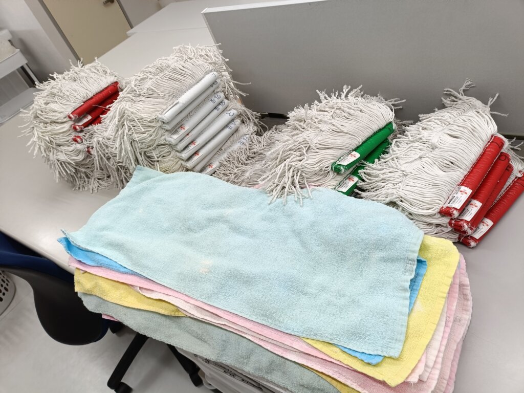 モップタオル雑巾が洗濯乾燥ごに台に並べられてる