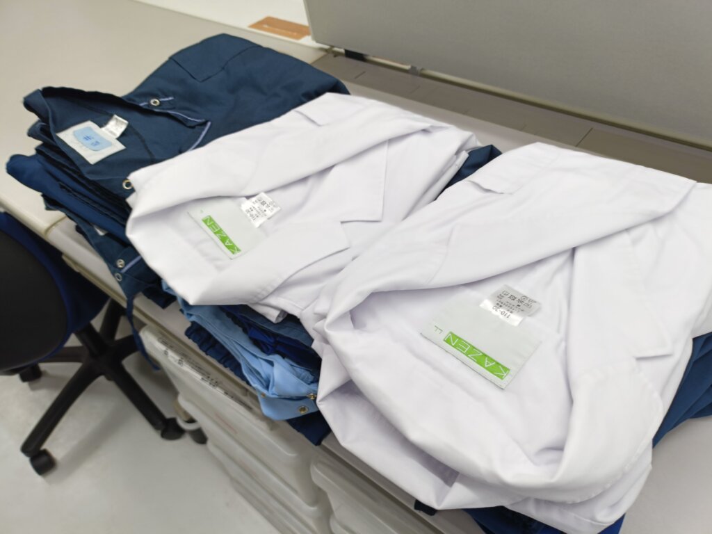 スクラブ、白衣、納品前にたたまれた状態