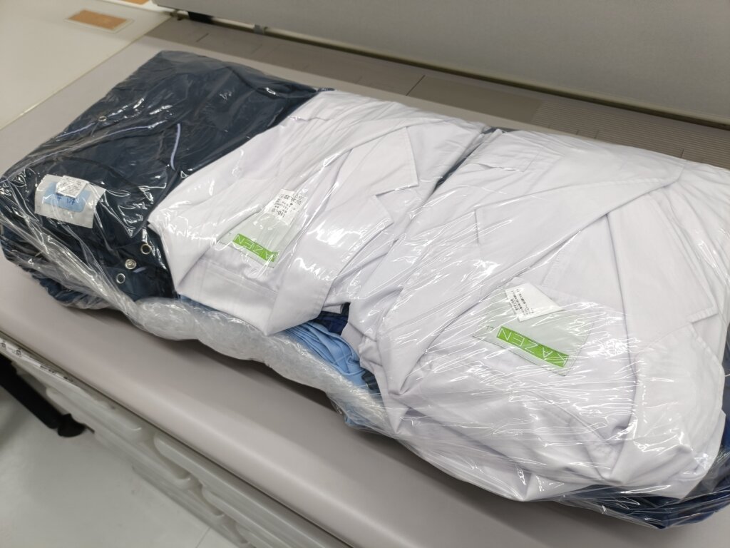 白衣、スクラブがビニール梱包されてる