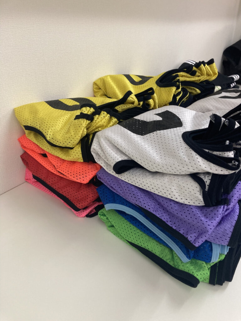 ビブスが色事わけてたたまれてる状態