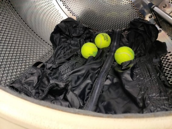洗濯後のベンチコート乾燥機にテニスボールと一緒に叩いて乾燥する
