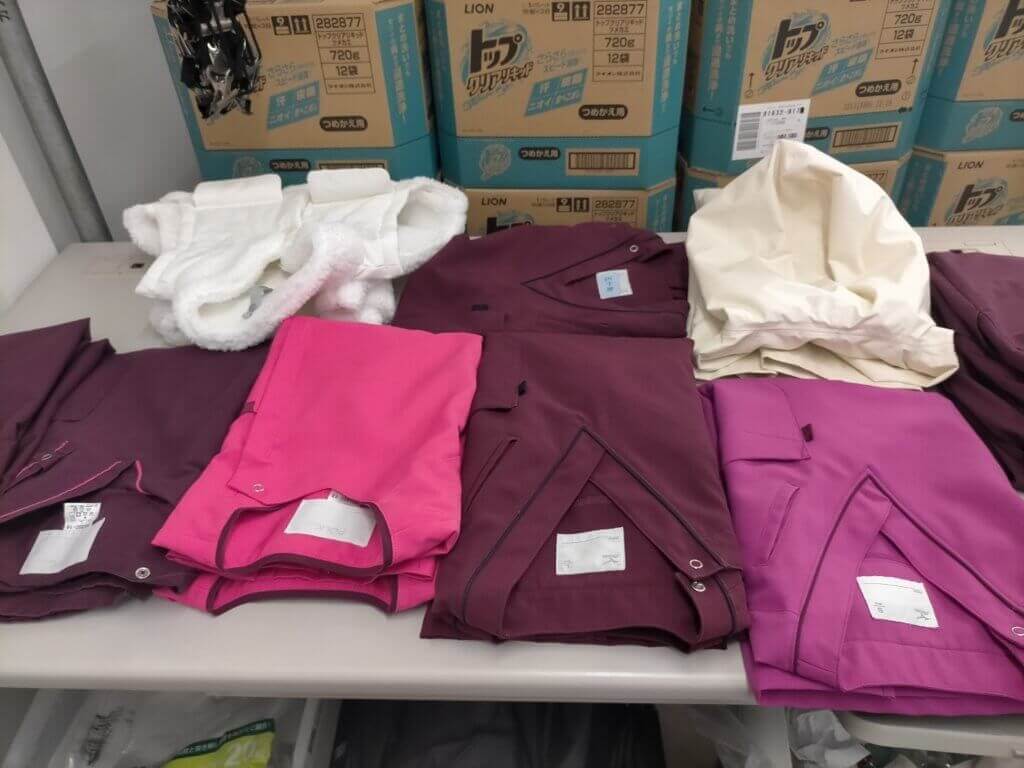 クリニックチェーンの洗濯外注ガイド｜スクラブ・白衣・タオルを一括管理できる洗濯代行と料金比較