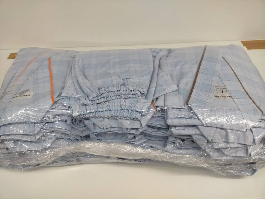 検査衣洗濯後たたまれて梱包されている