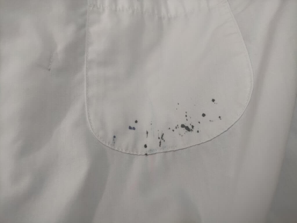 白衣の胸元のインクしみ