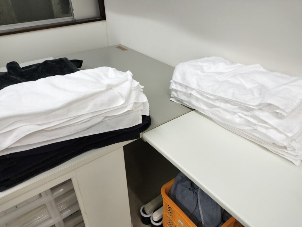 白と黒のフェイスタオルが並べられてる