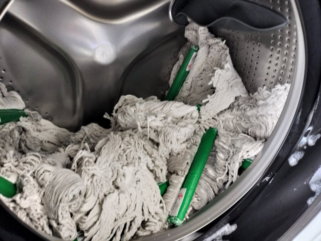 業務用モップが洗濯機から取り出す