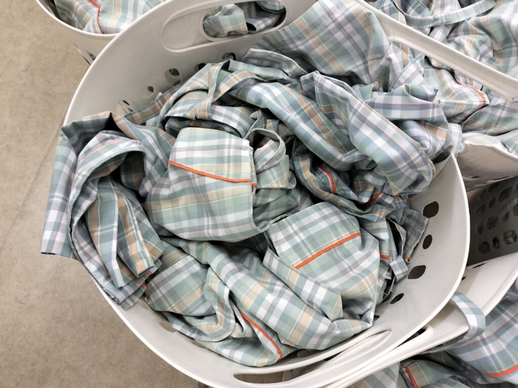 検査衣洗濯前にランドリーバスケットに入れて、洗濯待ち