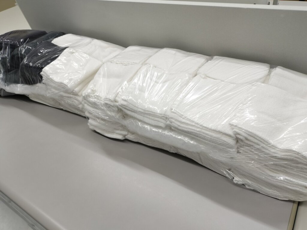 フェイスタオルがビニール梱包されている