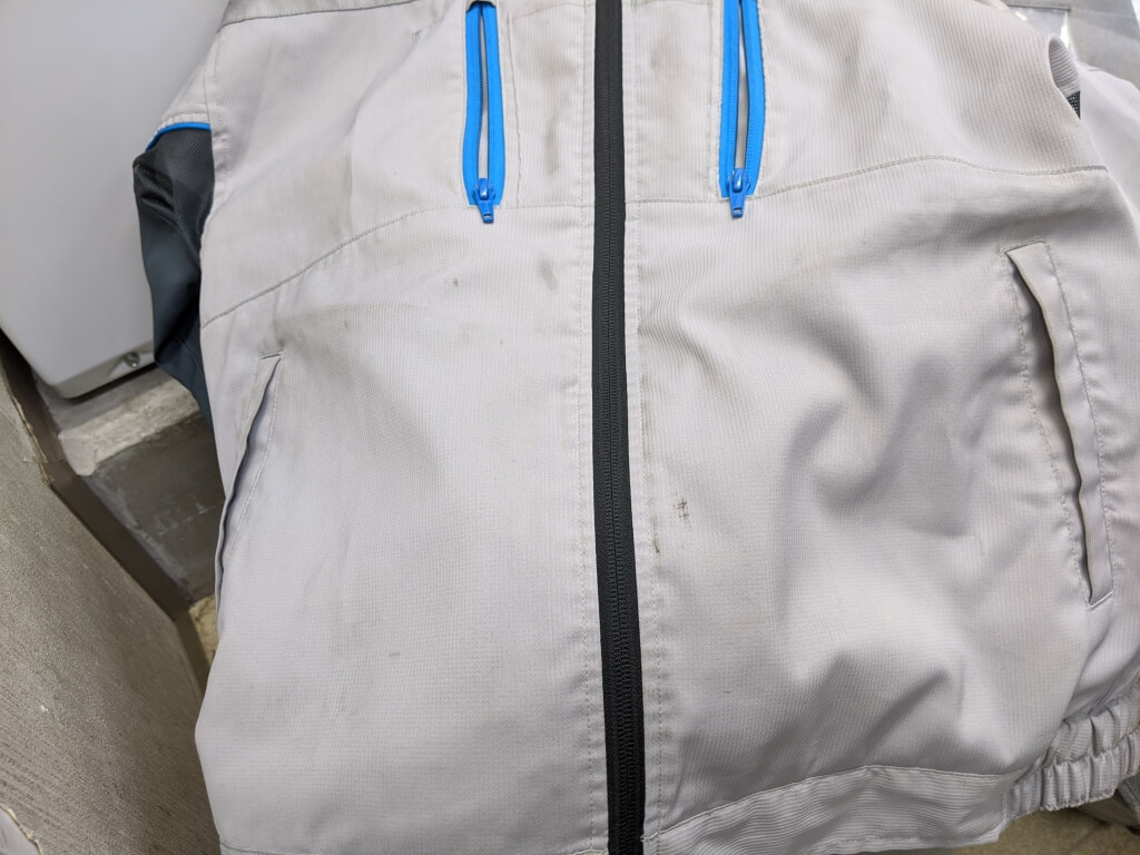 洗濯前の作業着1枚づつ検品