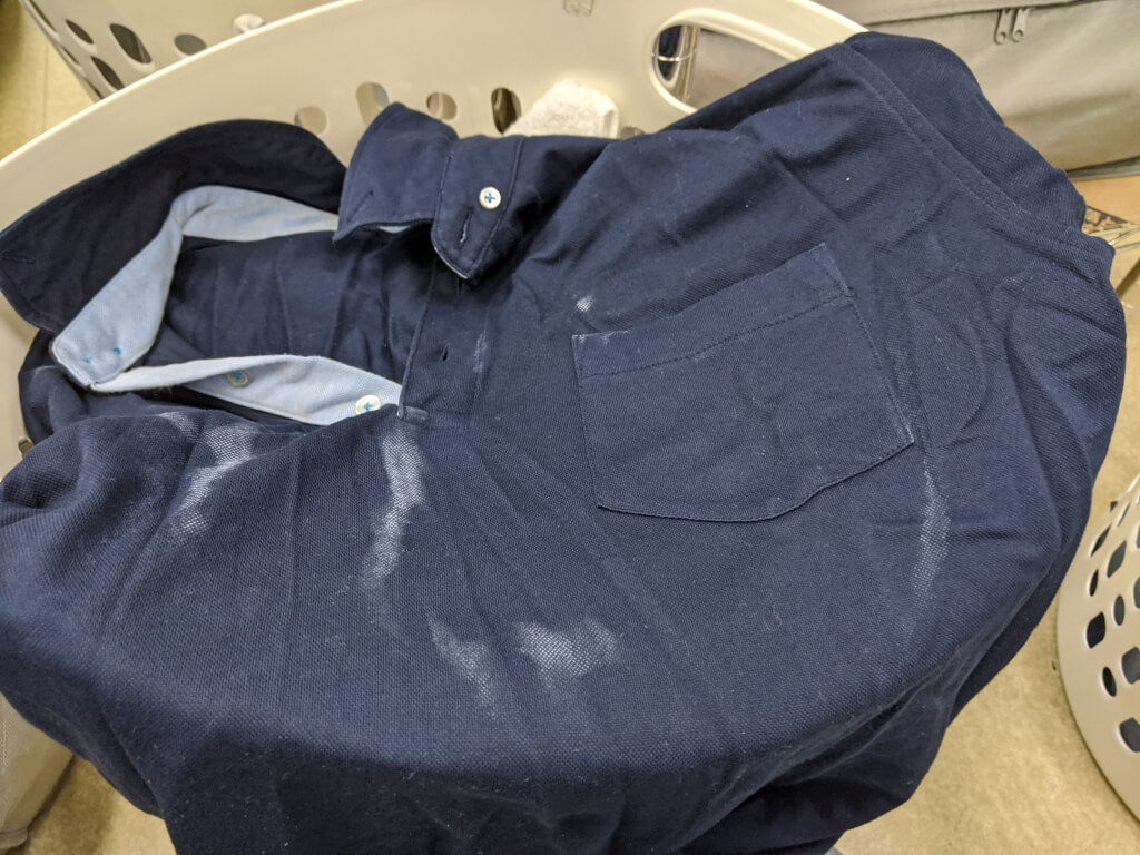 洗濯前のポロシャツ、汗汚れが付着