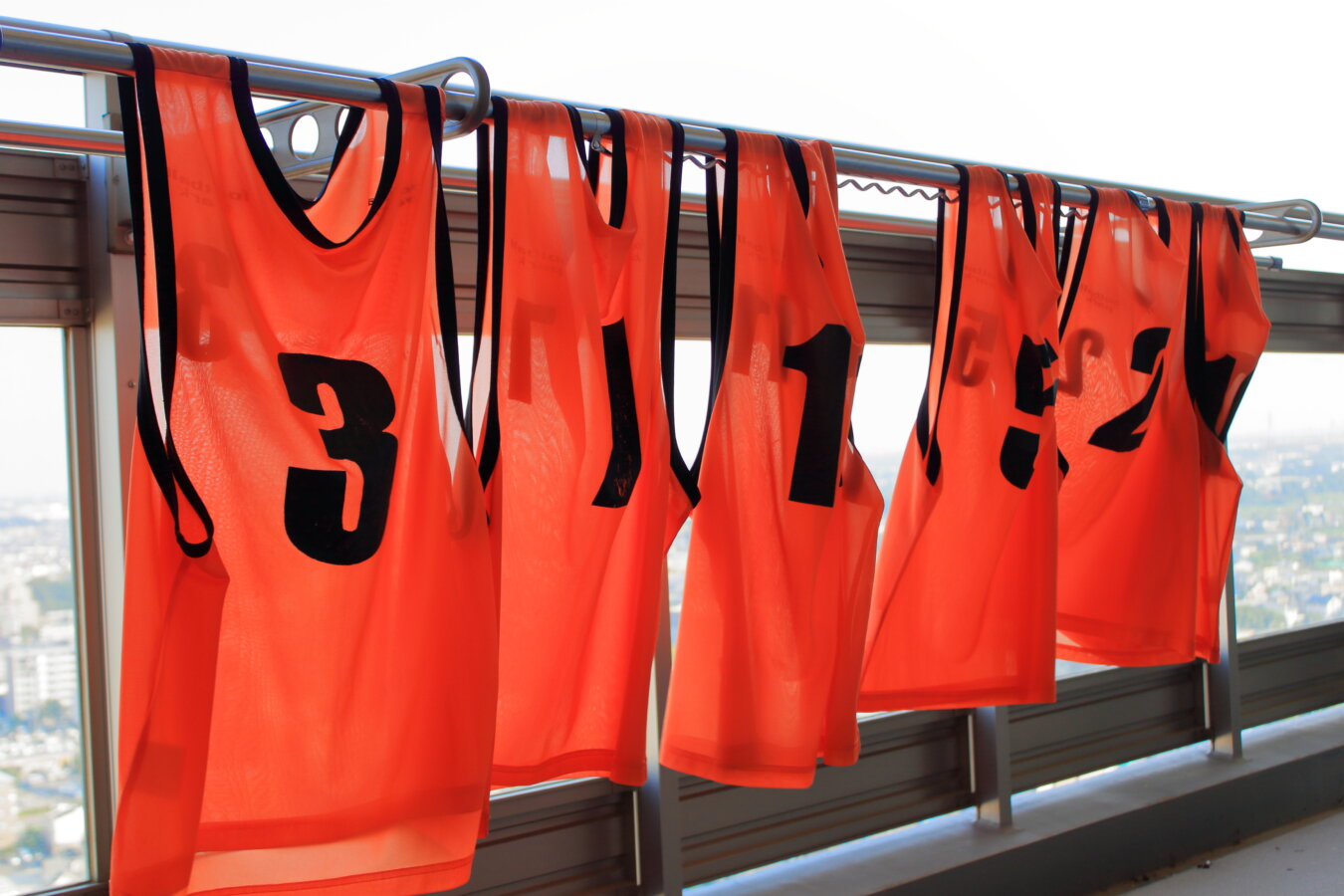 新宿区のスポーツチーム様｜ビブス・ユニフォームの洗濯代行事例