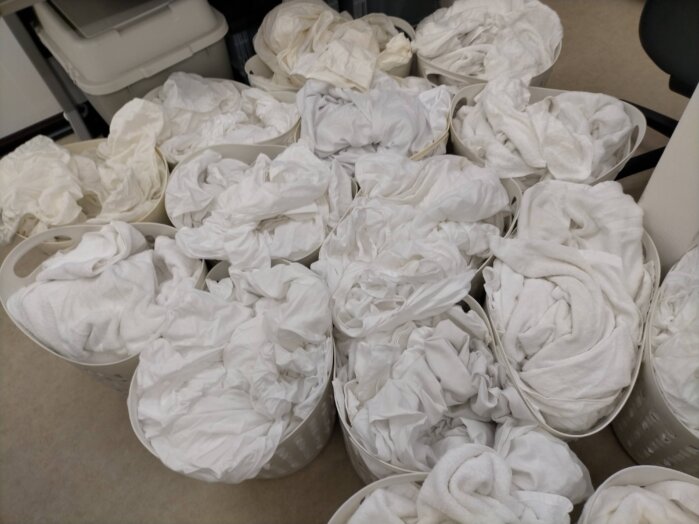 シーツリネン類が洗濯前にランドリーかごに入ってる