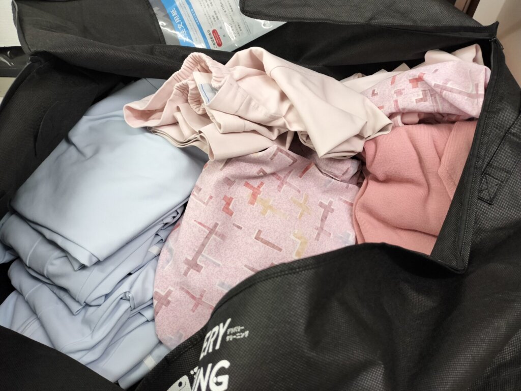 白衣、ナースワンピース、スクラブなどランドリーバックに入って到着した